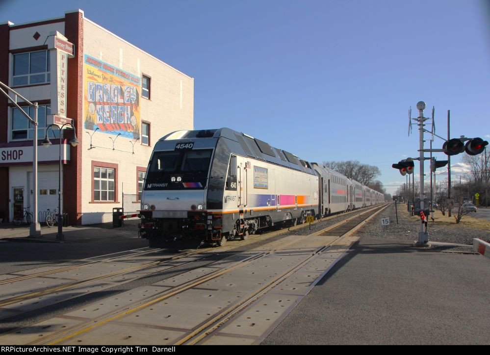 NJT 4540 arrives